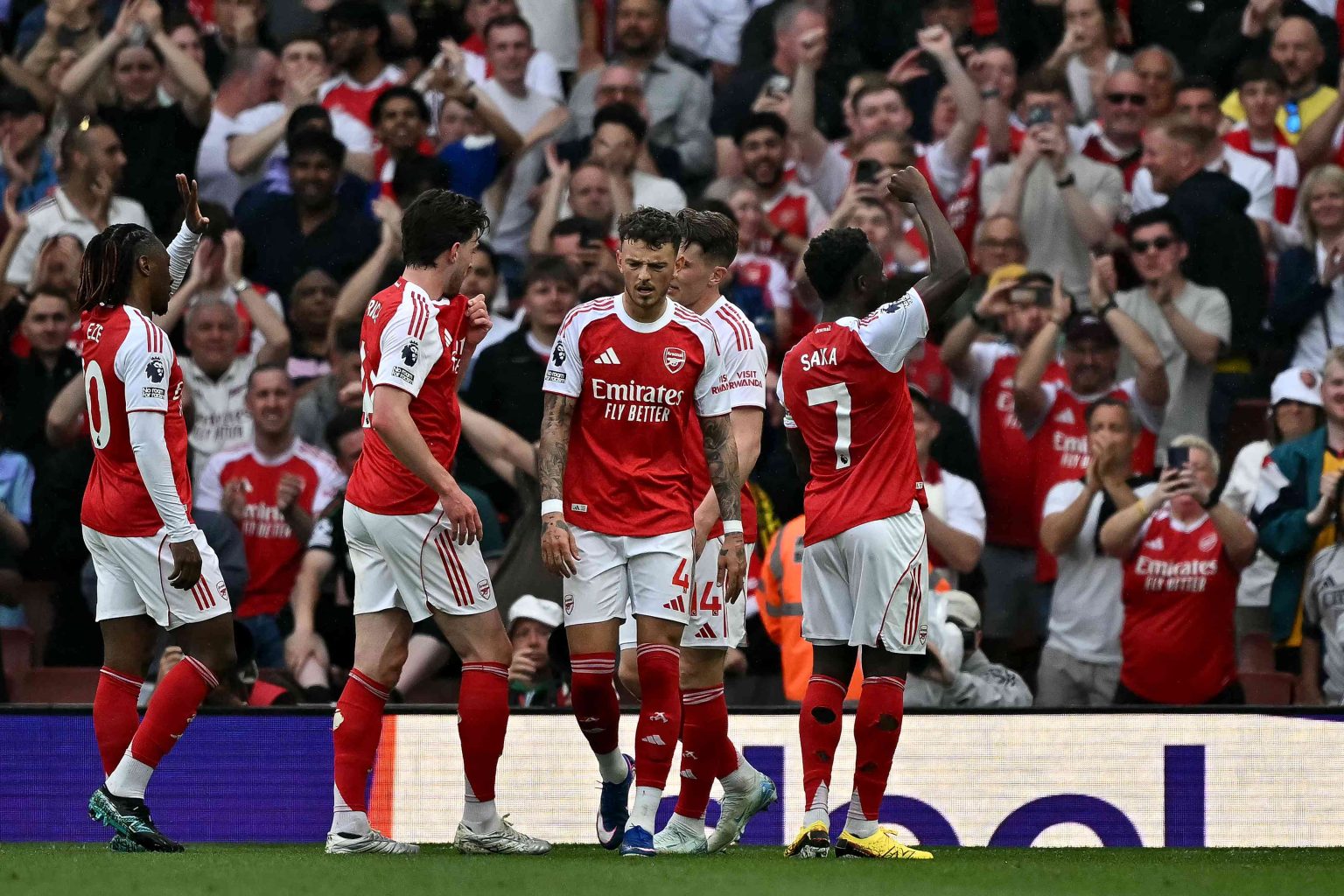 Arsenal hit stride to go six points clear, West Ham loss offers Spurs hope