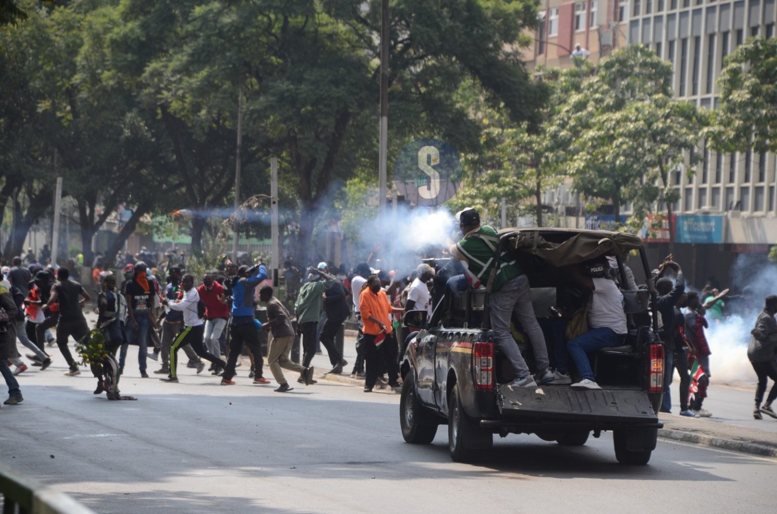 At least eight killed and hundreds hurt as Kenya protesters battle police