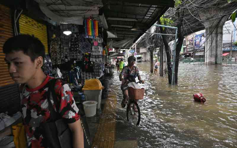 Bangkok floods force thousands into shelters Bangkok floods force thousands into shelters