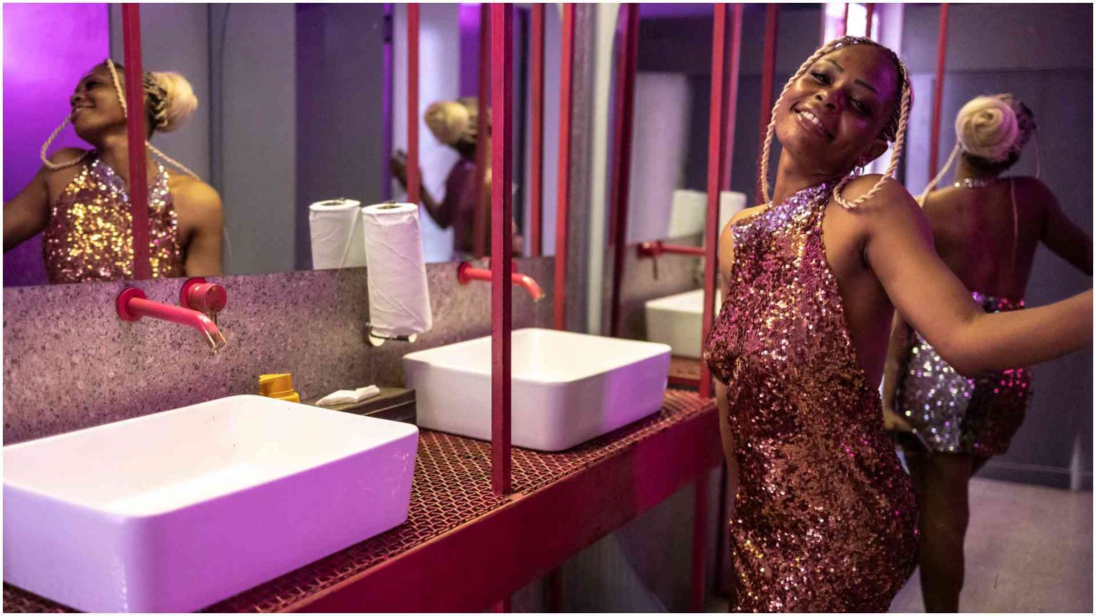 Bathroom selfies: New nightlife craze in trendiest clubs