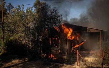 Crete wildfire 'retreating', say Greek firefighters