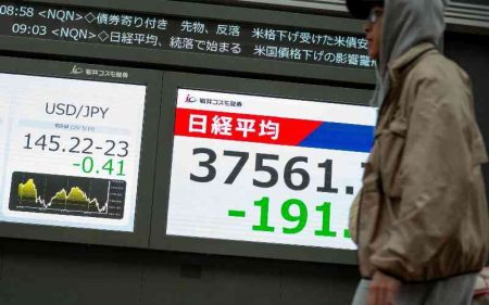 Dollar, US bonds under pressure amid global tensions and Trump tax bill