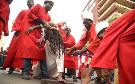 Easter weekend begins as Christians mark Good Friday (Photos)