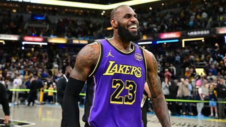 James scores late as Lakers end losing streak