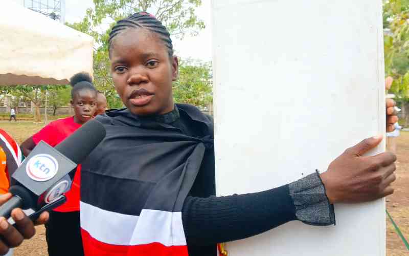 Kisumu woman begins hugging pillar for 72 hours in honour of Raila Kisumu woman begins hugging pillar for 72 hours in honour of Raila