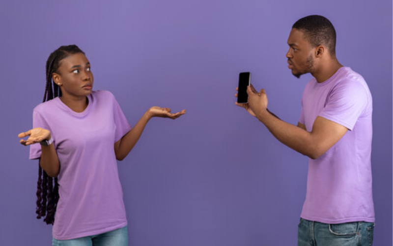 Man beaten by crowd after trying to jump into ocean over cheating wife Man beaten by crowd after trying to jump into ocean over cheating wife