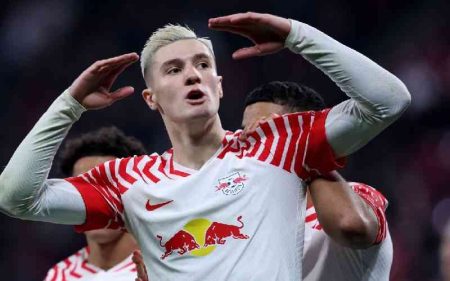 Manchester United sign forward Benjamin Sesko