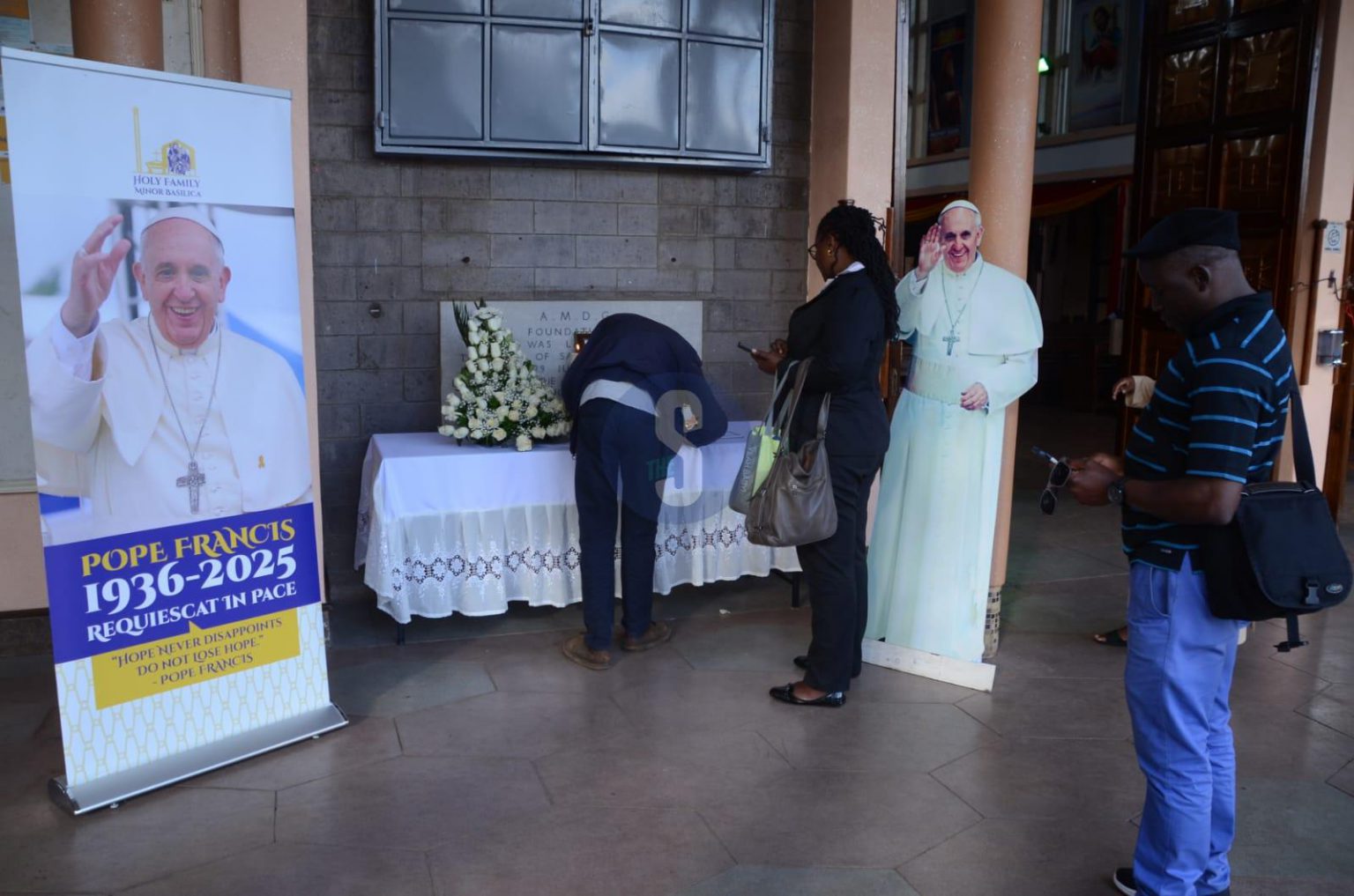 [PHOTOS] Catholics mourn Pope Francis, write tributes at Holy Family Basilica