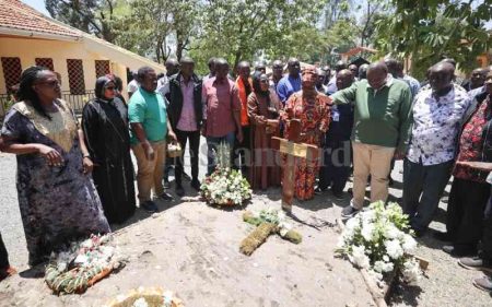 PHOTOS: Uhuru visits Raila's grave