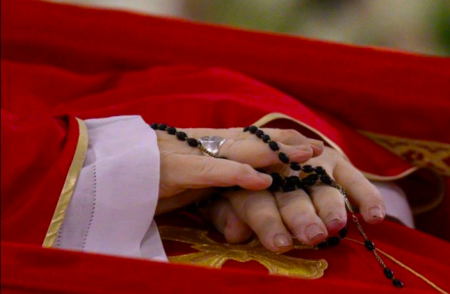 Pilgrims gather as Pope Francis begins lying in state