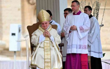 Recovering pope expected to delight crowds at Easter Sunday mass