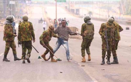 Ruto issues tough warning to protesters attacking police
