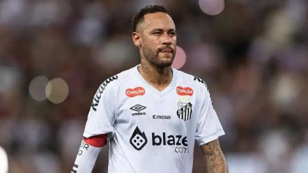 Santos’ Neymar leaves pitch in tears after injury