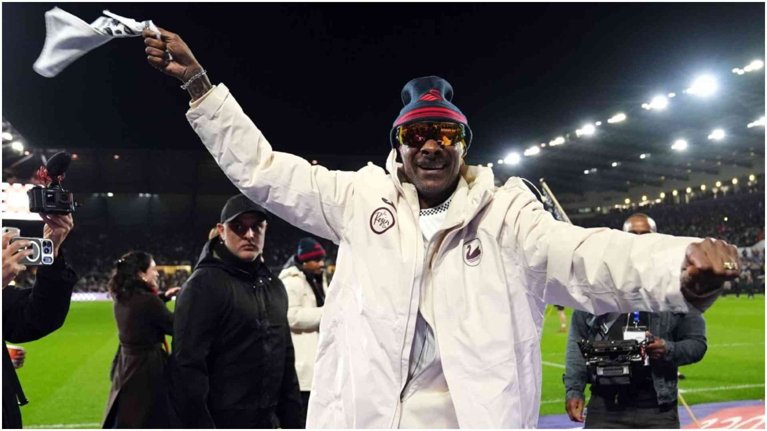 Snoop Dogg sparks record crowd as Swansea fans roll out red carpet on first match appearance Snoop Dogg sparks record crowd as Swansea fans roll out red carpet on first match appearance