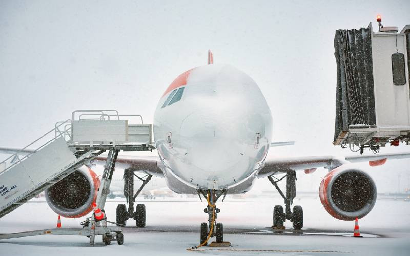 Snow forces 140 Paris flight cancellations Snow forces 140 Paris flight cancellations