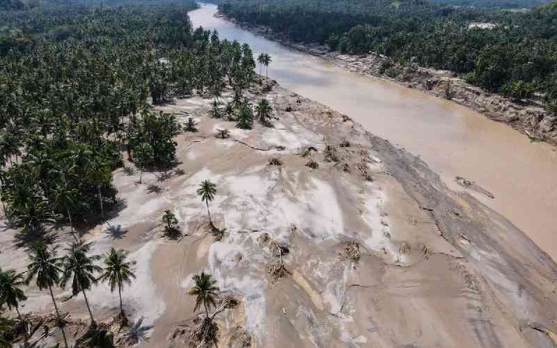 Toll in deadly Indonesia floods near 1,000, frustrations grow Toll in deadly Indonesia floods near 1,000, frustrations grow