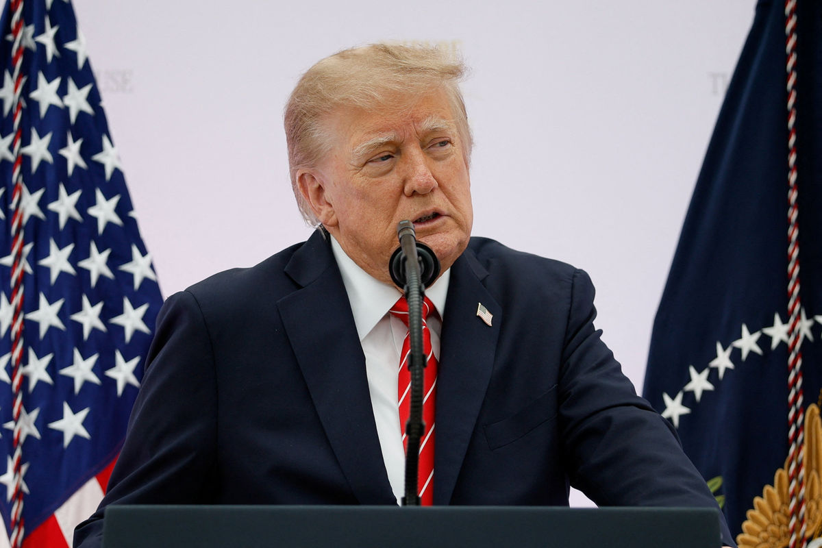 Trump escalates rhetoric against Somali immigrants and Muslim candidates Trump escalates rhetoric against Somali immigrants and Muslim candidates