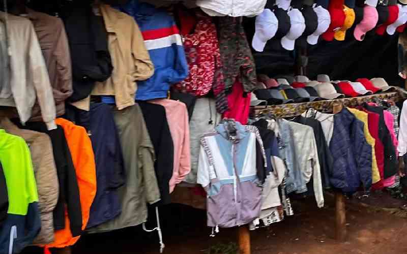 Walkways become new informal marketplaces Walkways become new informal marketplaces